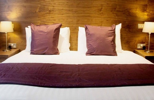 Swindon Hotel | Discover The White Hart: Guests Love Our Family-Friendly Stay