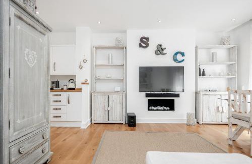 Abingdon Apartment | Elegant Retreat Steps from Kensington High Street