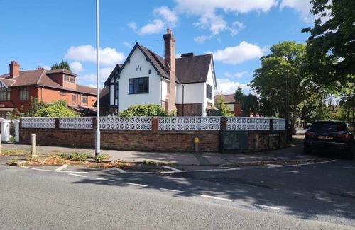 Trafford House | The White House - charming Tudor style house Manchester