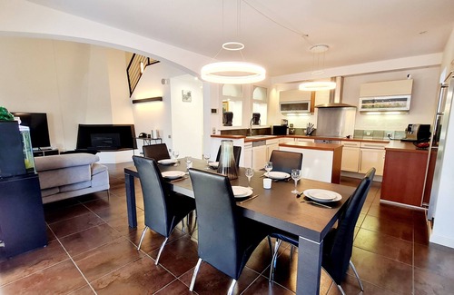 Claira Villa | Discover The White House: Family-Friendly with Pool & Hot Tub