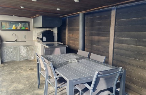 Claira Villa | Discover The White House: Family-Friendly with Pool & Hot Tub