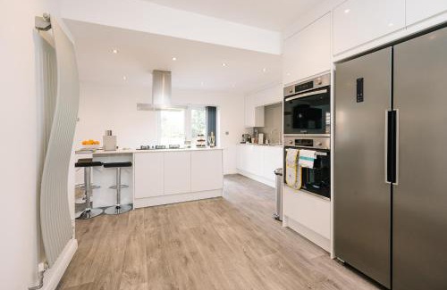 Solihull House | Experience The White House - Grand 5-Bed Retreat in Solihull