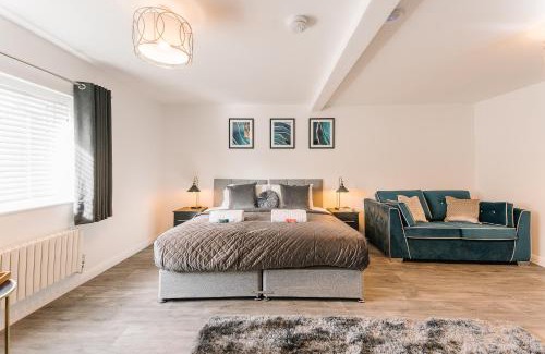 Solihull House | Experience The White House - Grand 5-Bed Retreat in Solihull