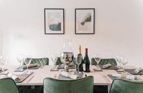 Solihull House | Experience The White House - Grand 5-Bed Retreat in Solihull