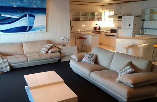 Mulwala House | Delightful Stay at The White House on Lake Mulwala