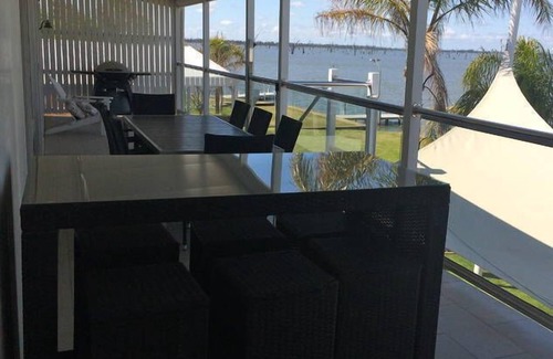 Mulwala House | Delightful Stay at The White House on Lake Mulwala
