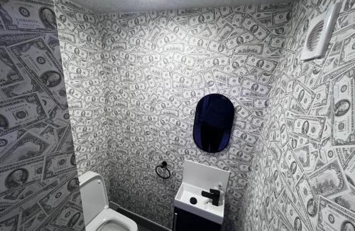 Blackpool Town Center House | Experience The White House Vegas Suites: Poolside Retreat
