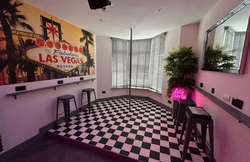 Blackpool Town Center House | Experience The White House Vegas Suites: Poolside Retreat