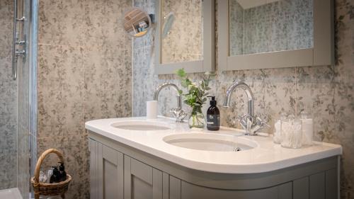 Cowbridge Hotel | Discover The White Lion Cowbridge: Family-Friendly Stay