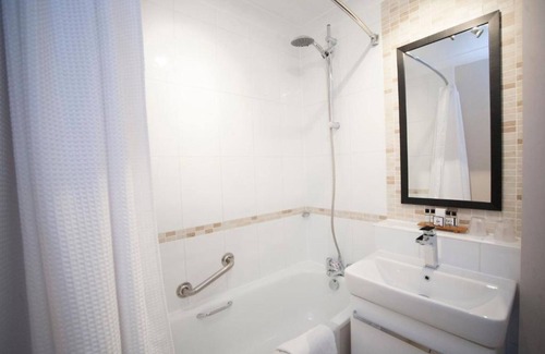 Arundel Hotel | Discover The White Swan: Family-Friendly with Breakfast & Dining