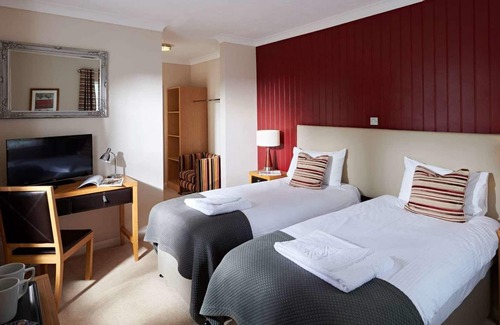 Arundel Hotel | Discover The White Swan: Family-Friendly with Breakfast & Dining