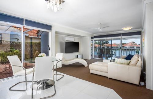 South Yunderup Villa | Family-Friendly Retreat at The Whitehouse - South Yunderup
