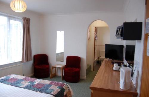 Sandown House | Experience The Wight: Pet-Friendly Retreat with Ocean Views