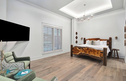 Cullman Hotel | Explore The Wilderness Suite in Heart of Cullman, AL