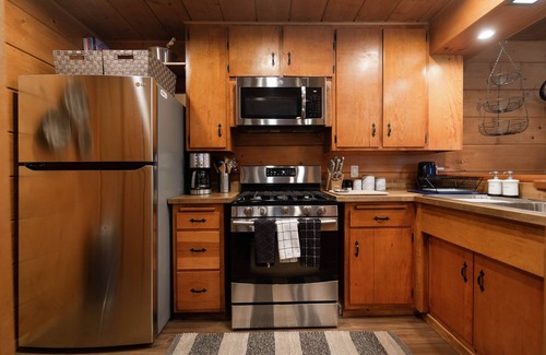 Pine Cove Cabin | Pet-Friendly Wile Cabin with Spa & Fireplace - 10/10 Rating