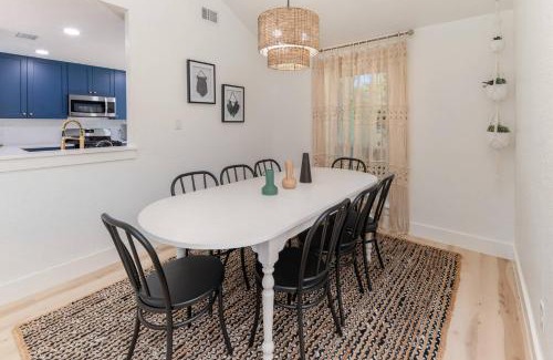 South Creek House | Experience Family Comfort at The Willow with Hot Tub Access