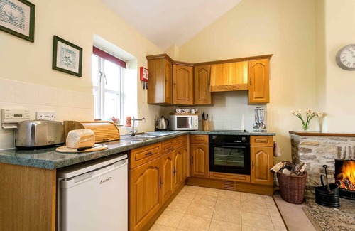 Littlebredy Cottage | Top-Rated The Willows: Cozy Dorset Cottage with Ocean View