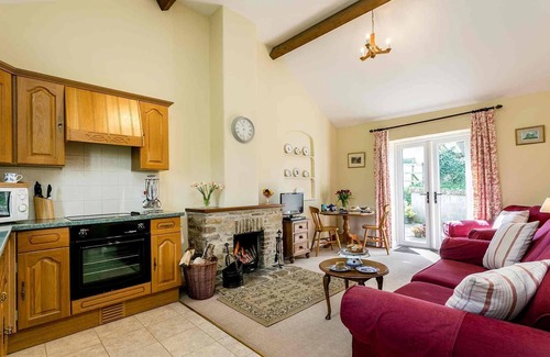 Littlebredy Cottage | Top-Rated The Willows: Cozy Dorset Cottage with Ocean View