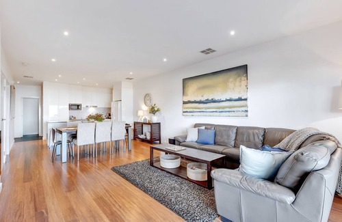 Yarrawonga House | Scenic Retreat: The Willows with Lake Views and Pet-Friendly