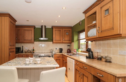 Minehead Cottage | Discover The Willows: Pet-Friendly Retreat with Garden Bliss