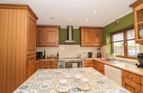 Minehead Cottage | Discover The Willows: Pet-Friendly Retreat with Garden Bliss