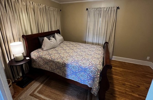 Durants Neck Cottage | Pet-Friendly Stay at The Windmill House with Starlink Wifi