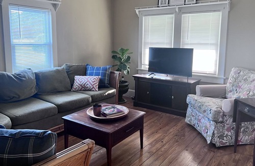 Durants Neck Cottage | Pet-Friendly Stay at The Windmill House with Starlink Wifi