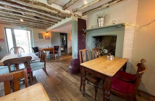 West Grinstead Hotel | Welcoming Stay at The Windmill Inn with Pet-Friendly Amenities