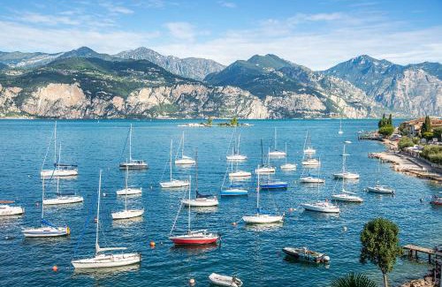 Assenza Apartment | Discover The Window on the Lake: Top-Rated Oceanfront Escape