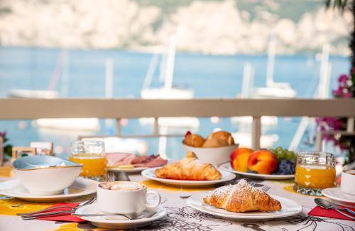 Assenza Apartment | Discover The Window on the Lake: Top-Rated Oceanfront Escape