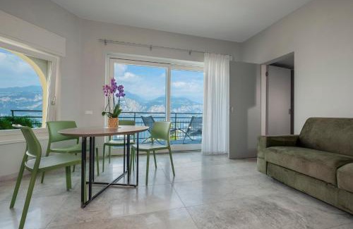 Assenza Apartment | Discover The Window on the Lake: Top-Rated Oceanfront Escape