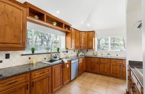 Rainbow CDP House | Indulge in The Wine Away: Home with Jacuzzi & Pool