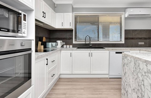 Nulkaba House | Inviting Wine Stop Quarters with Pool & Pet-Friendly Stay