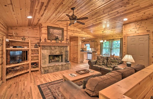 Helen Cabin | Discover ‘The Wishing Well’ Cabin with Pool Table & Firepit