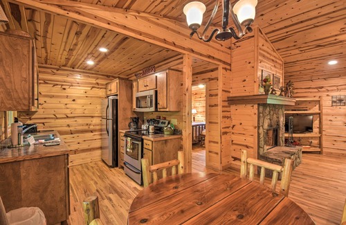 Helen Cabin | Discover ‘The Wishing Well’ Cabin with Pool Table & Firepit