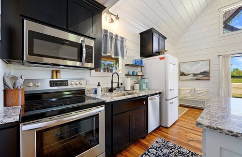 Golden House | Enchanting Wishing Well Cabin: Ideal Couples Retreat with Pool