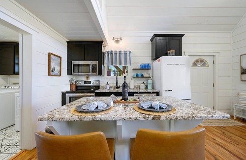 Golden House | Enchanting Wishing Well Cabin: Ideal Couples Retreat with Pool