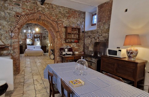 Florence House | Experience Comfort at The Wishing Well - Pet Friendly Stay