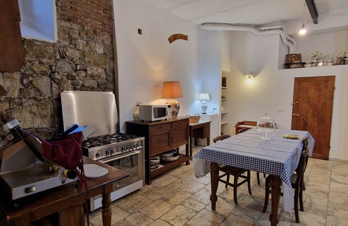 Florence House | Experience Comfort at The Wishing Well - Pet Friendly Stay
