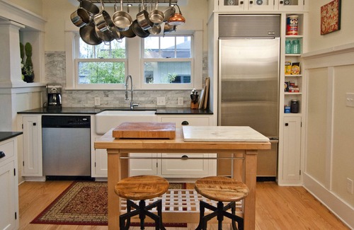 Rose City Park House | Idyllic Wisteria Craftsman: Guest Rated 9.8 with Spa & Dining