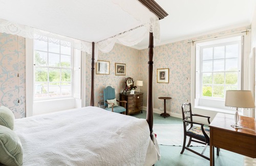 Kemerton Bed & Breakfast | Relax in The Wisteria Room with Complimentary Breakfast