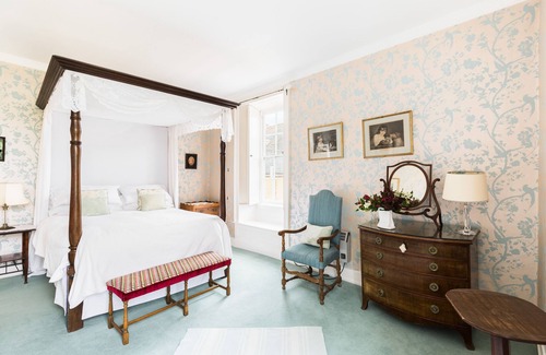 Kemerton Bed & Breakfast | Relax in The Wisteria Room with Complimentary Breakfast
