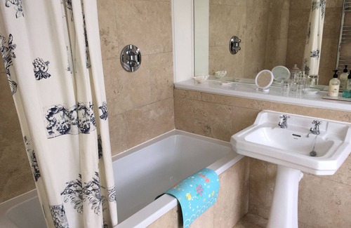 Kemerton Bed & Breakfast | Relax in The Wisteria Room with Complimentary Breakfast