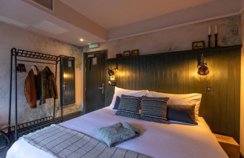 Fulham Broadway Hotel | Discover The Wolfpack Inn: Guest Rated 8.2 with Dining