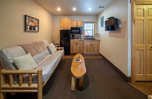 Indian River Apartment | Family-Friendly Getaway at The Wolverine Lodge