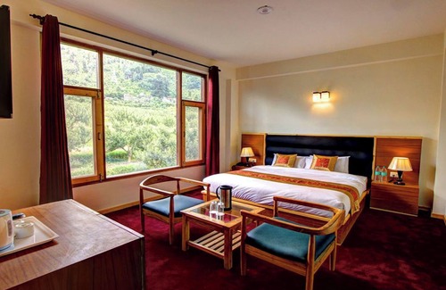 Manali Hotel | Experience The Woodbine Amidst Scenic Peaks and Pines