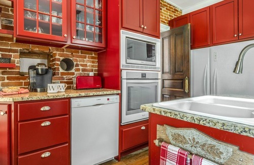 Kingsville Hotel | Experience The Woodbridge House with Exceptional Amenities