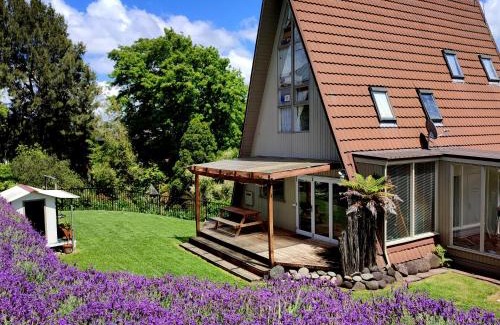 Hamilton Ski Chalet | Discover the Cozy A-frame Retreat in Hamilton - Pet Friendly