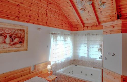Betzet Cabin | Cozy Oceanfront Retreat at The Wooden Rose Cabins