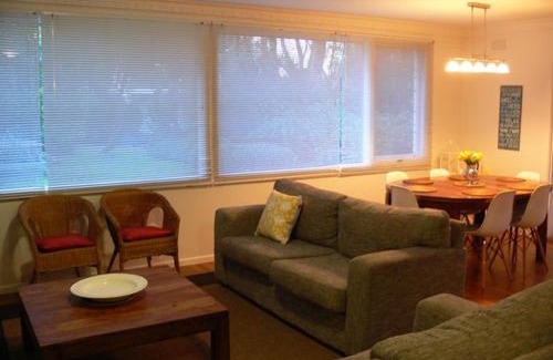 Silverleaves House | Welcoming Retreat at 10 Woodland Avenue for All Travelers